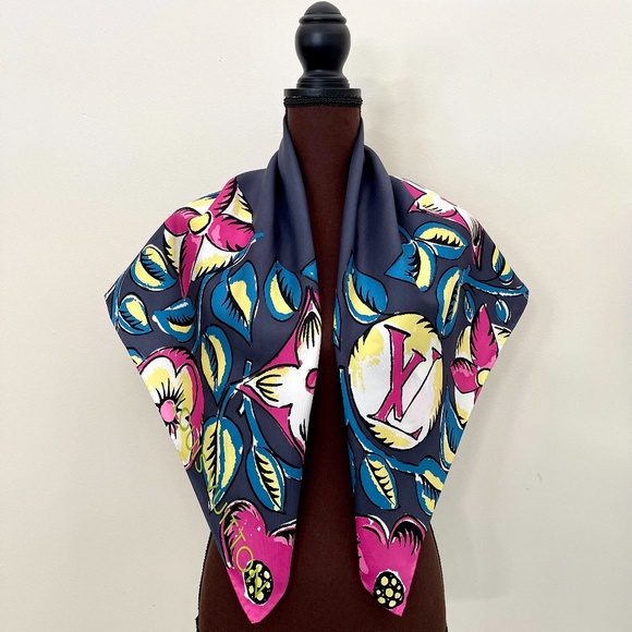 Authentic Louis Vuitton Scarf Monogram Flowers Arty Gray Pink Silk Wrap - Picture 5 of 16
